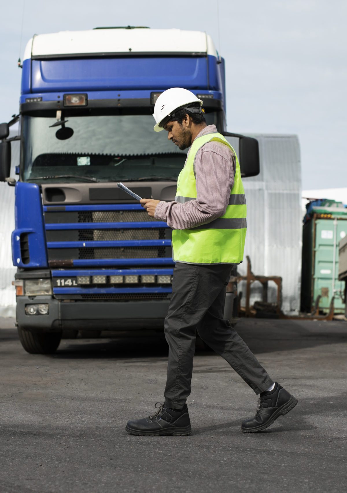homem-de-tiro-completo-andando-pela-frota-de-caminhoes